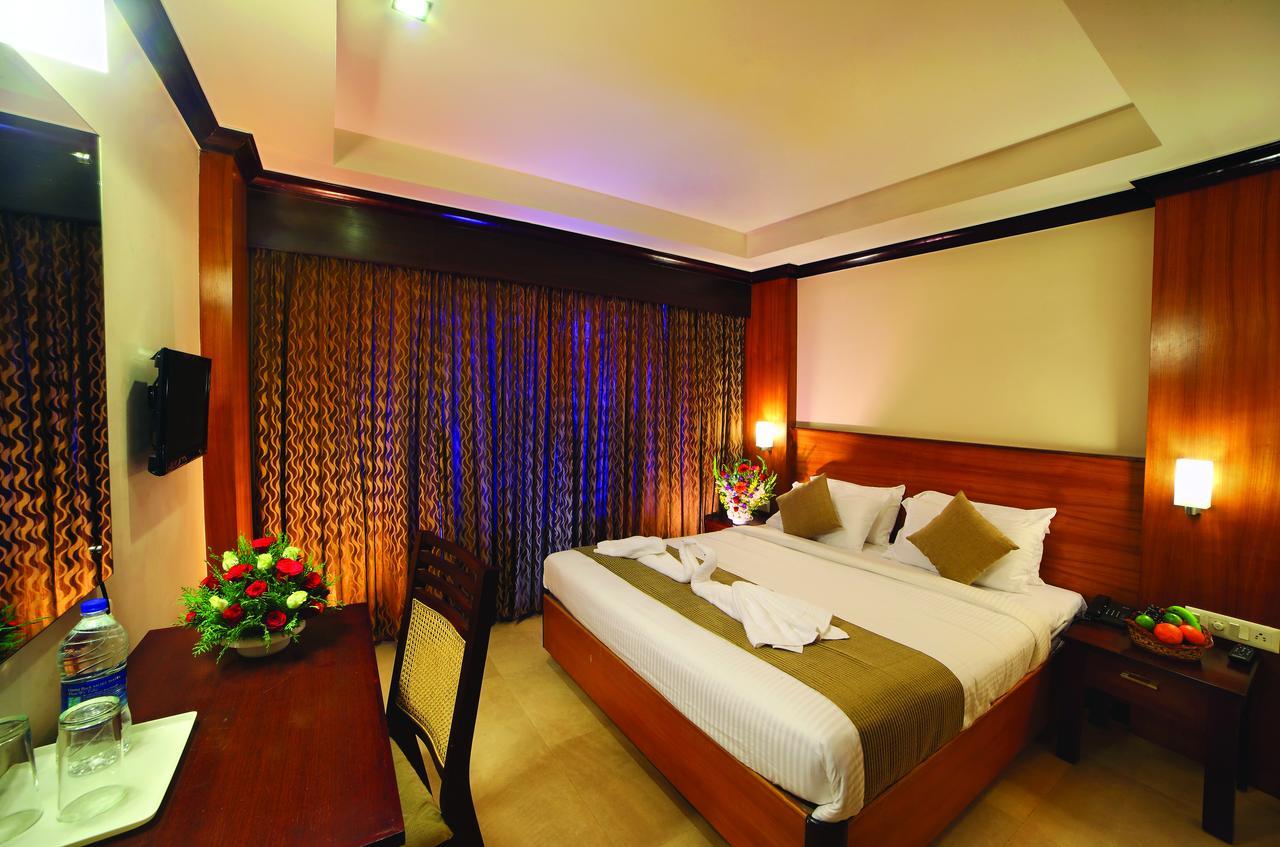 Hotel Zodiac Regency Коллам Экстерьер фото