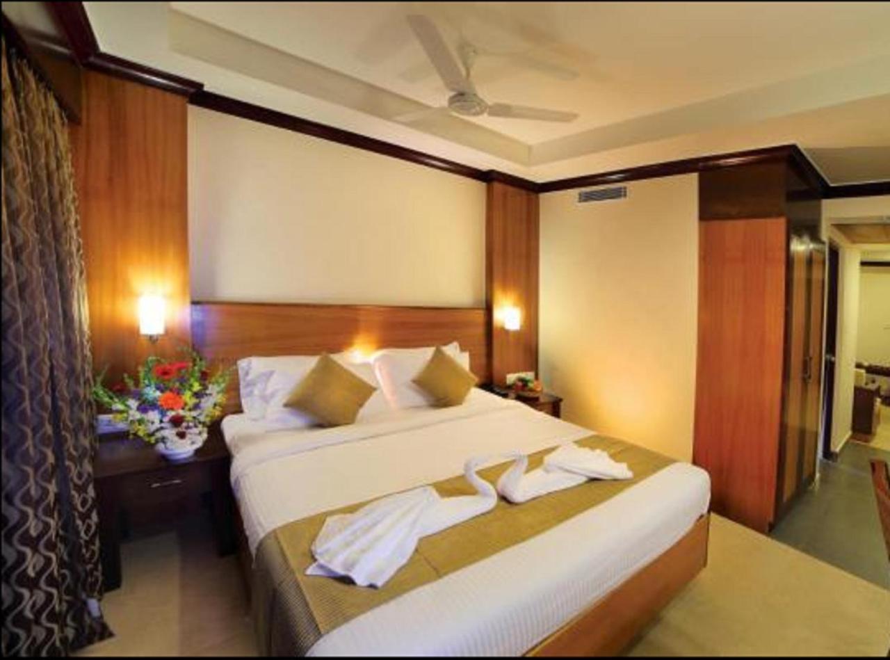 Hotel Zodiac Regency Коллам Экстерьер фото